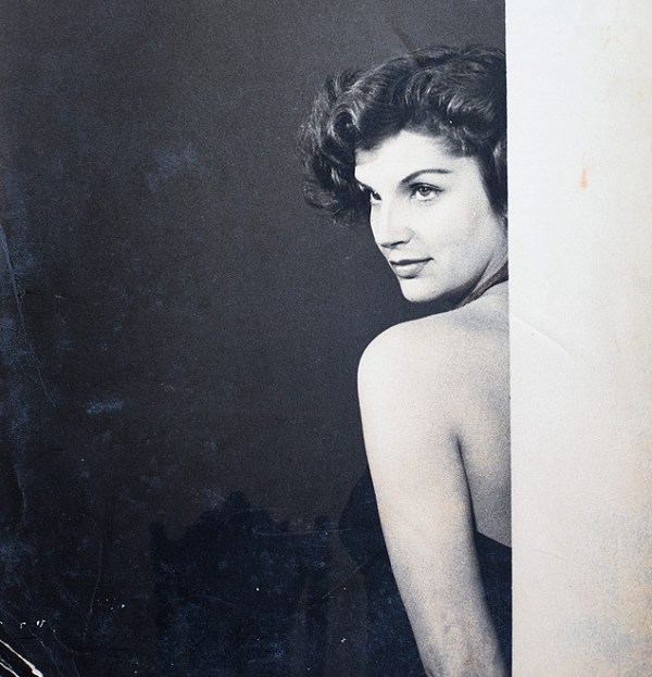 Na década de 1950, a atriz surgia no esplendor da beleza como estrela da companhia cinematográfica Vera Cruz, no Brasil.